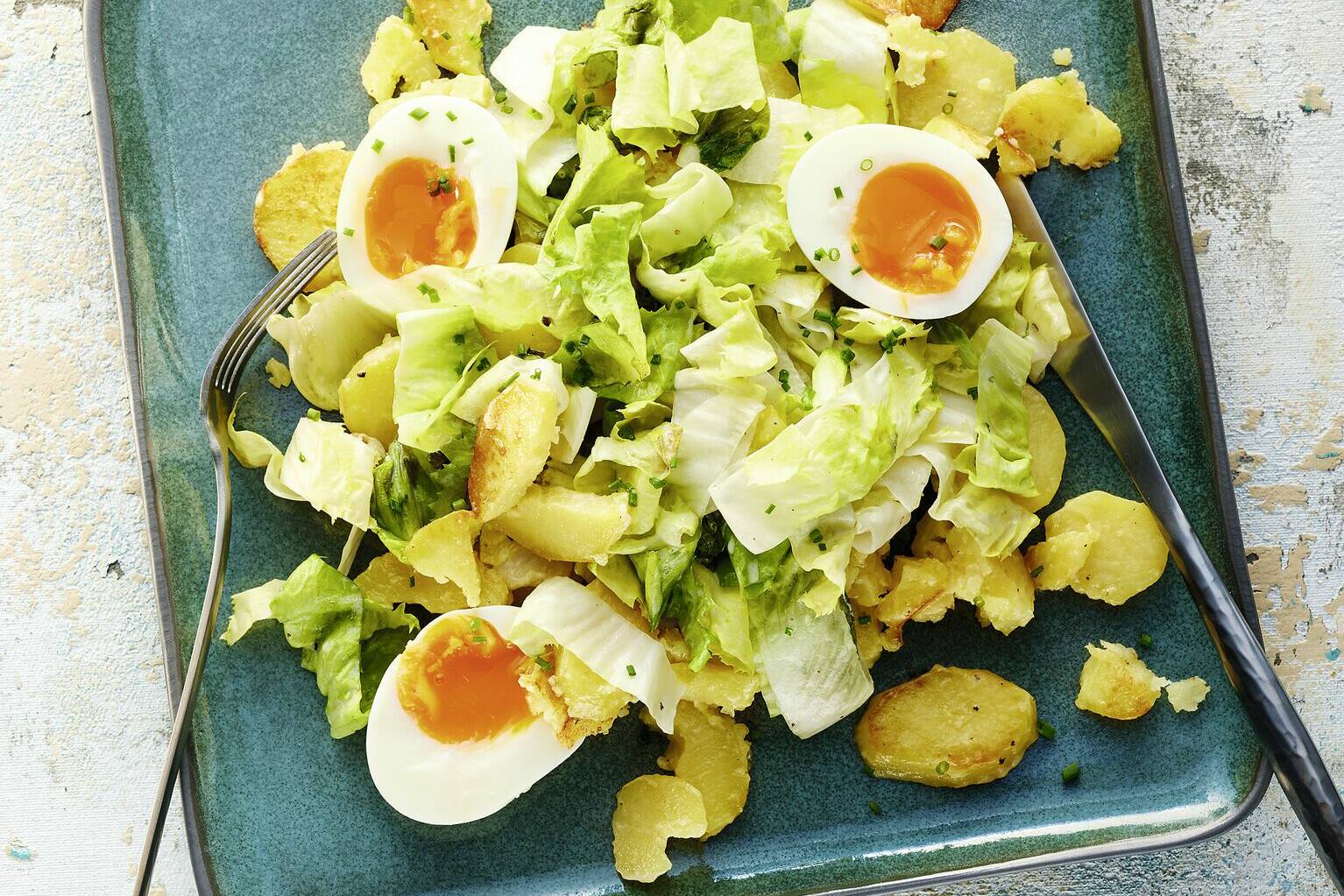 Endivien auf Sahnekartoffeln mit Ei Rezept | Küchengötter Endivien auf Sahnekartoffeln mit Ei Rezept | Küchengötter