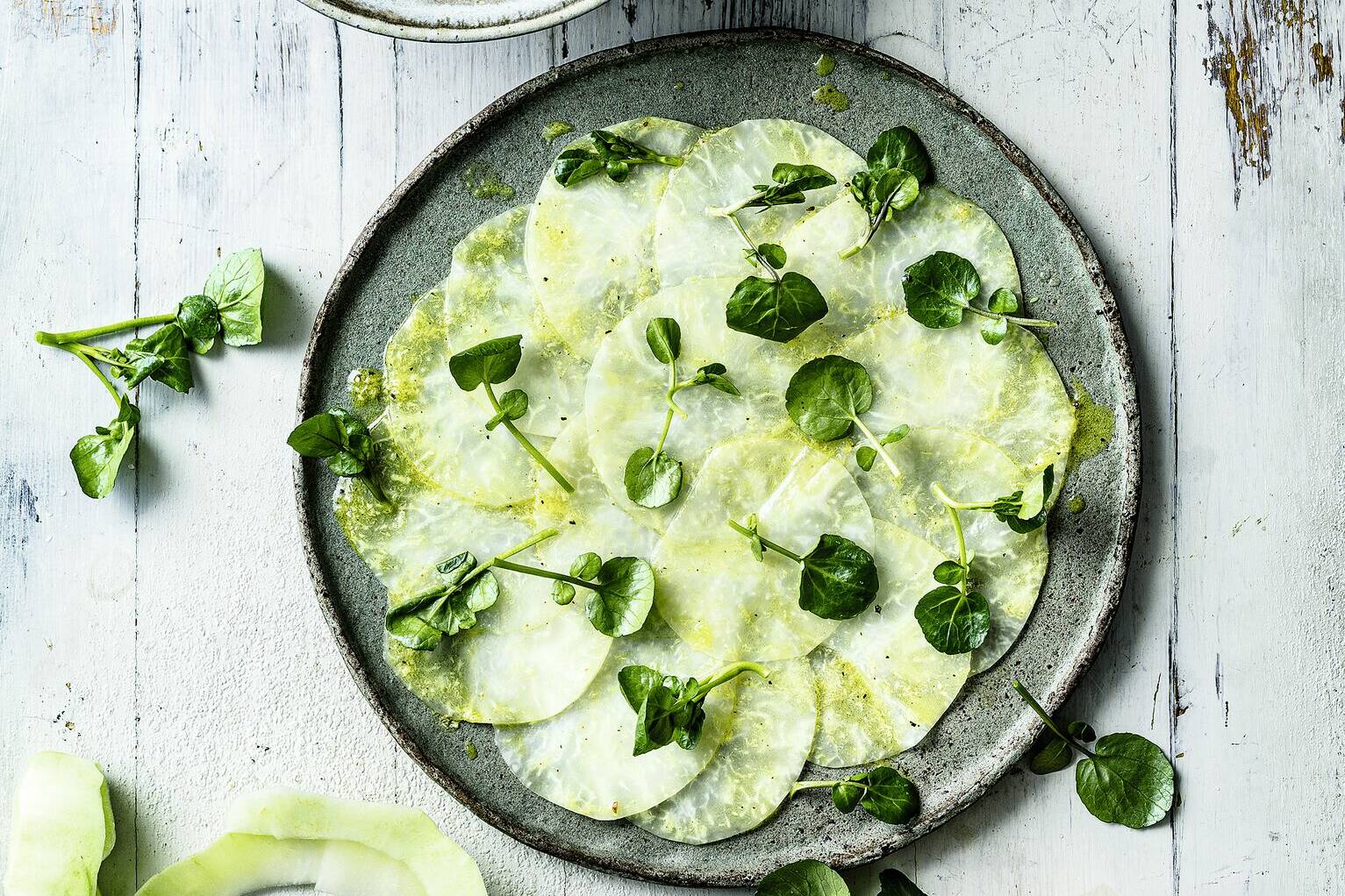 Kohlrabi-Carpaccio mit Kräuter-Couscous Rezept | Küchengötter Kohlrabi-Carpaccio mit Kräuter-Couscous Rezept | Küchengötter
