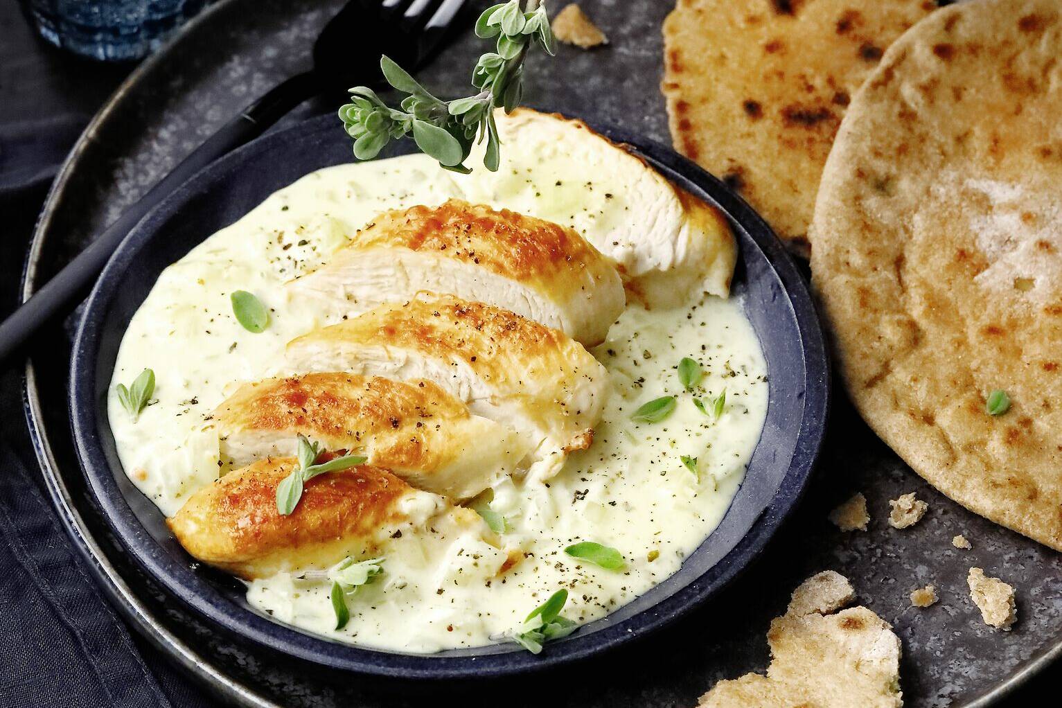 Hähnchen mit Zwiebelsauce und Pfannenbrot Rezept | Küchengötter