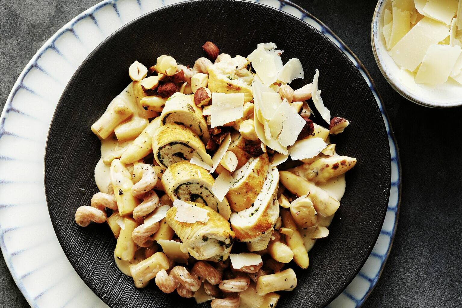 Hähnchen-Bärlauch-Rouladen mit Spargel-Pasta Rezept | Küchengötter Hähnchen-Bärlauch-Rouladen mit Spargel-Pasta Rezept | Küchengötter