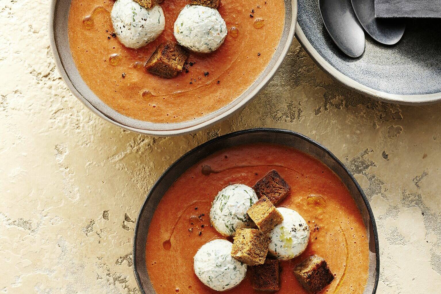 Tomatenkaltschale mit Croûtons und Ricottaklößchen Rezept | Küchengötter Tomatenkaltschale mit Croûtons und Ricottaklößchen Rezept | Küchengötter