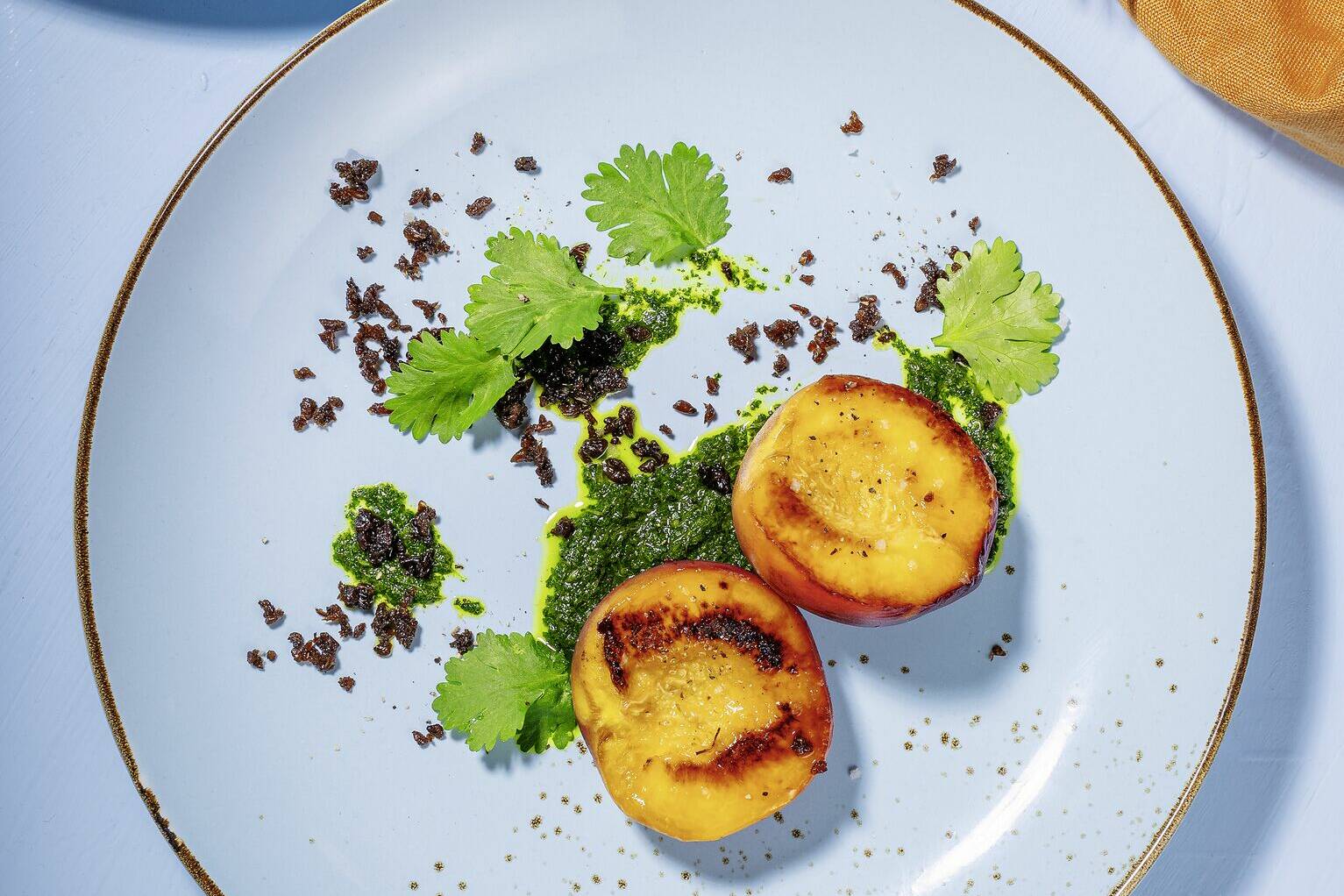 Gegrillte Pfirsiche mit Korianderöl und Pumpernickel-Crunch Rezept ... Gegrillte Pfirsiche mit Korianderöl und Pumpernickel-Crunch Rezept ...