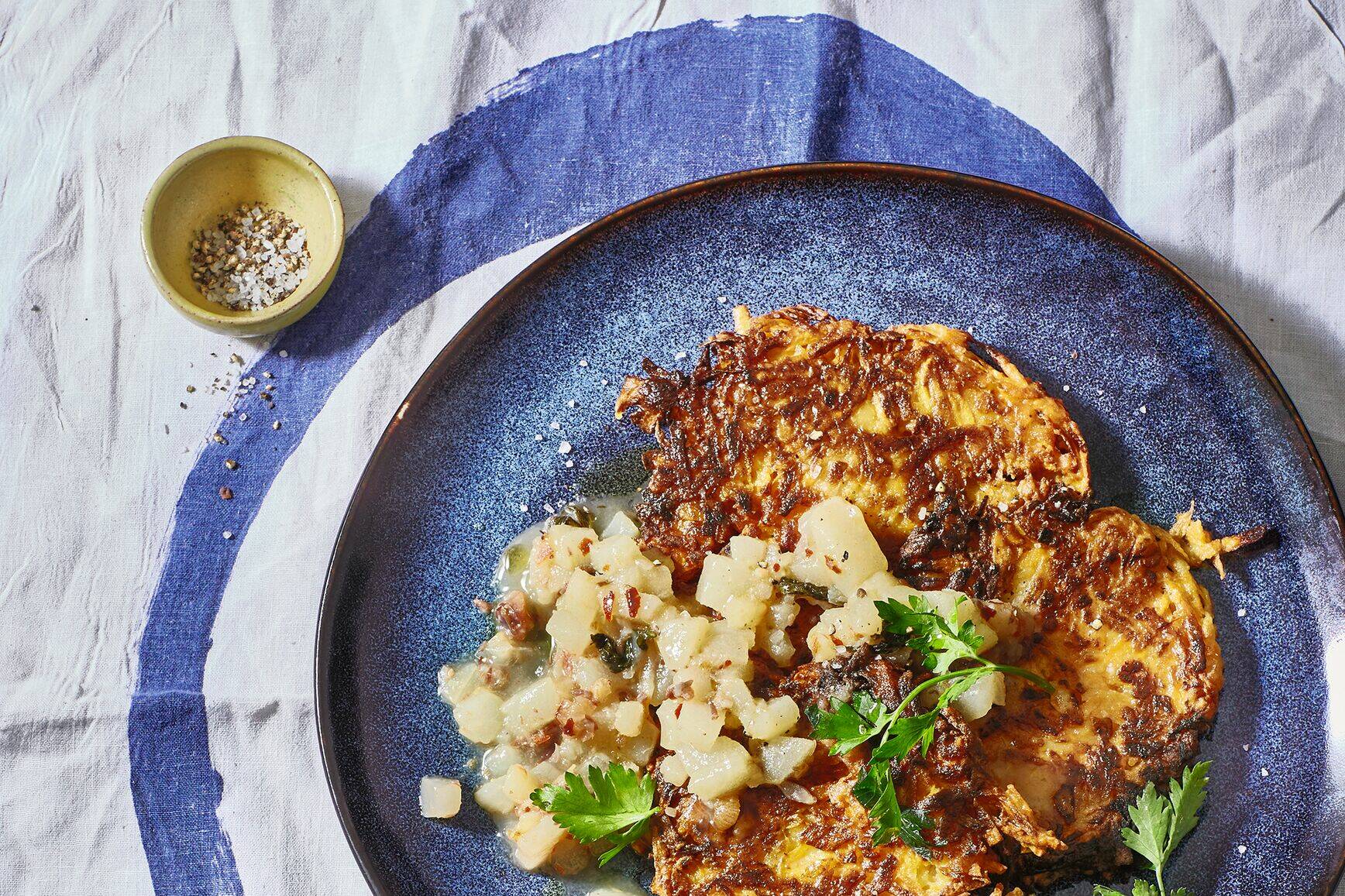 Süßkartoffel-Latkes mit Birnenchutney Rezept | Küchengötter Süßkartoffel-Latkes mit Birnenchutney Rezept | Küchengötter