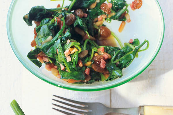 Spanischer Spinat mit Rosinen und Pinienkernen Rezept | Küchengötter Spanischer Spinat mit Rosinen und Pinienkernen Rezept | Küchengötter