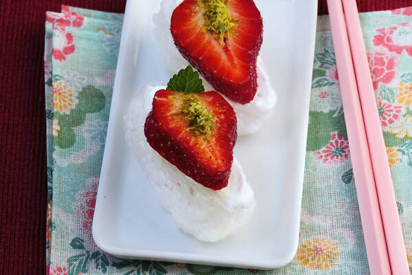 Süße Sushi mit Erdbeeren Rezept | Küchengötter Süße Sushi mit Erdbeeren Rezept | Küchengötter
