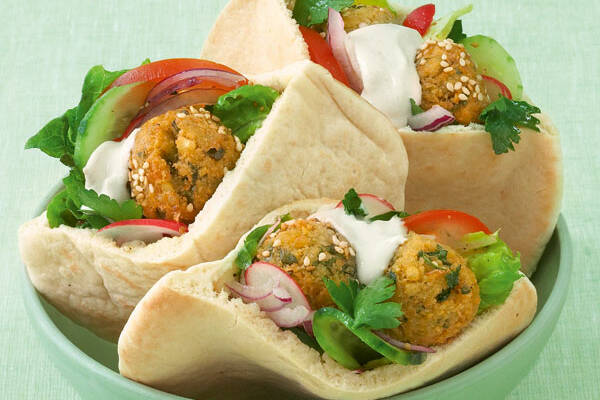 Falafel mit Sesamsauce und Salat Rezept | Küchengötter Falafel mit Sesamsauce und Salat Rezept | Küchengötter