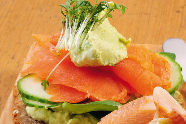Schnelles Lachsbrot mit Avocado-Dill-Creme Rezept | Küchengötter