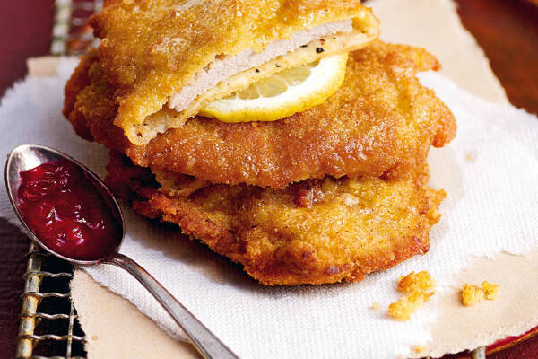 Wiener Butterschnitzel mit angeschlagener Sahne Rezept | Küchengötter Wiener Butterschnitzel mit angeschlagener Sahne Rezept | Küchengötter