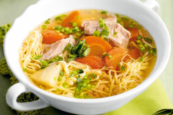 Hühnerbrühe mit Liebstöckel und Eiernudeln Rezept | Küchengötter Hühnerbrühe mit Liebstöckel und Eiernudeln Rezept | Küchengötter