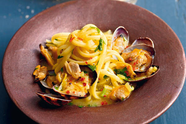 Linguine mit Venusmuscheln und Safran Rezept | Küchengötter Linguine mit Venusmuscheln und Safran Rezept | Küchengötter