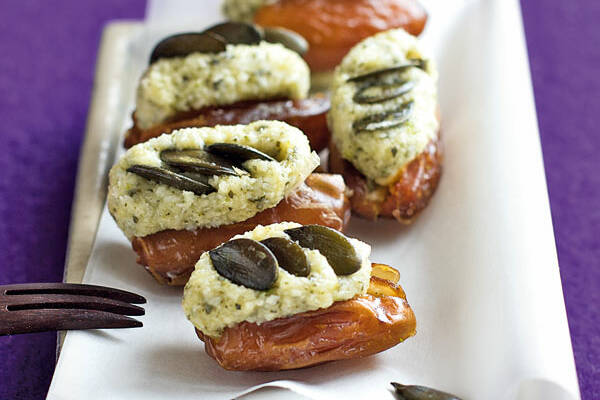 Gefüllte Datteln mit Kürbiskernen Rezept | Küchengötter Gefüllte Datteln mit Kürbiskernen Rezept | Küchengötter