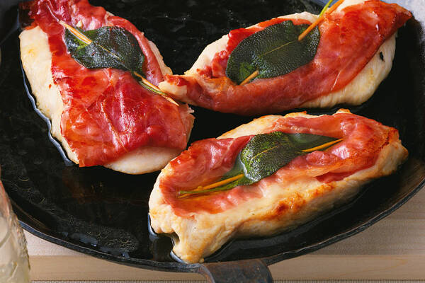Hähnchen-Saltimbocca mit geräuchertem Schinken Rezept | Küchengötter Hähnchen-Saltimbocca mit geräuchertem Schinken Rezept | Küchengötter