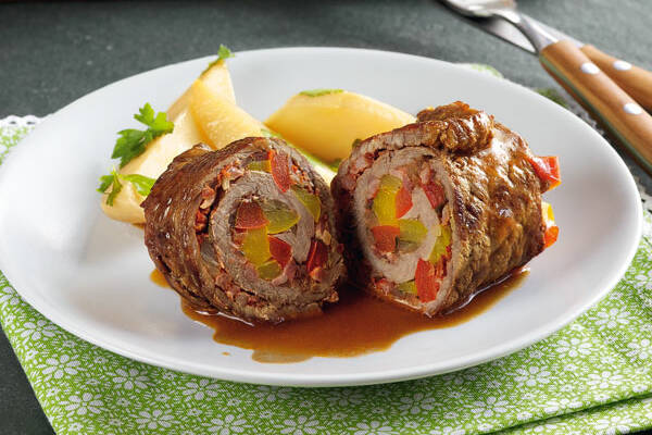 Rindsrouladen mit Paprikafüllung Rezept | Küchengötter Rindsrouladen mit Paprikafüllung Rezept | Küchengötter