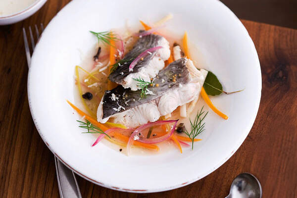 Waller im Wurzelsud mit Meerrettichsauce Rezept | Küchengötter Waller im Wurzelsud mit Meerrettichsauce Rezept | Küchengötter