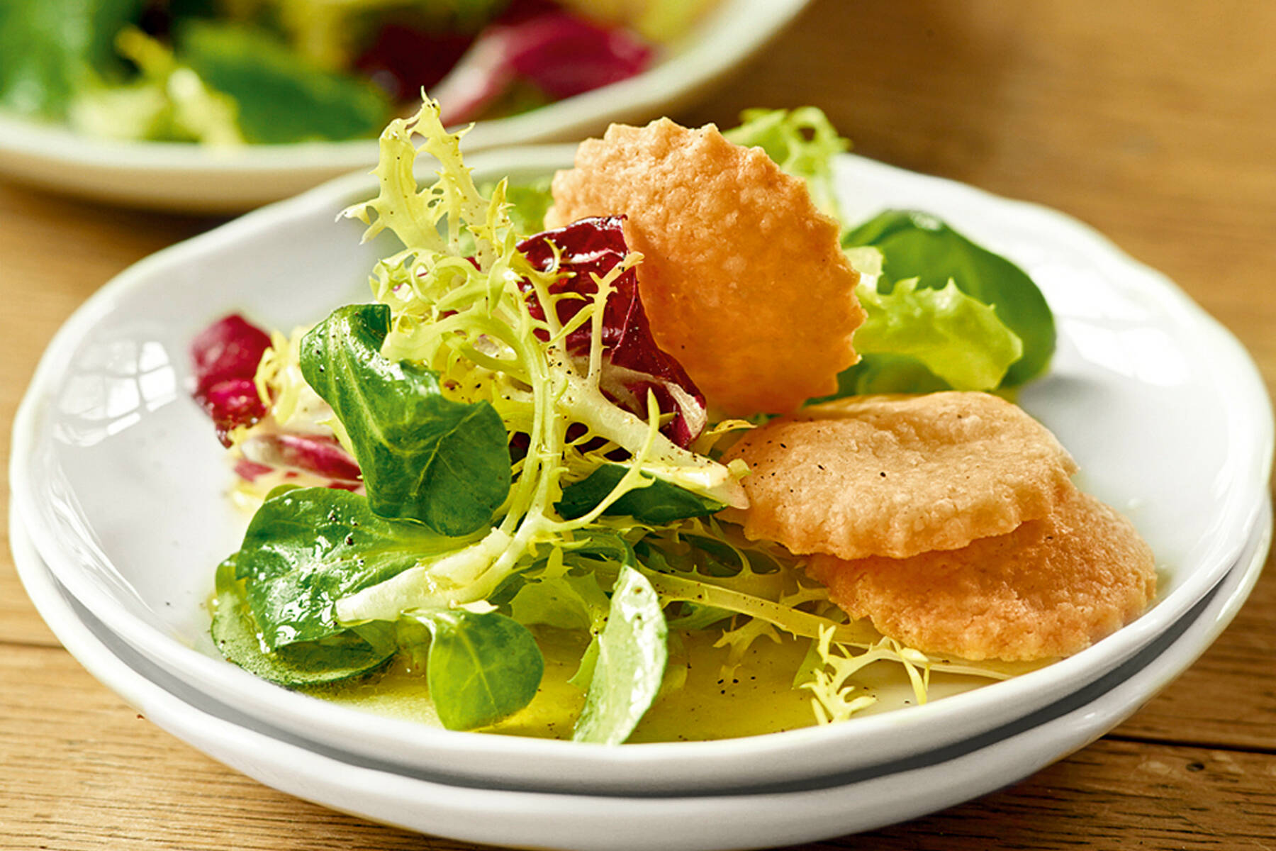 Knusprige Käsekekse mit Wintersalat Rezept | Küchengötter Knusprige Käsekekse mit Wintersalat Rezept | Küchengötter