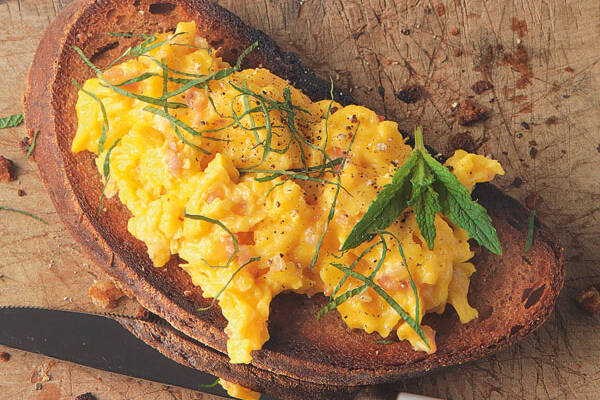 Geröstetes Bauernbrot mit Rührei | Johann Lafer Rezept | Küchengötter