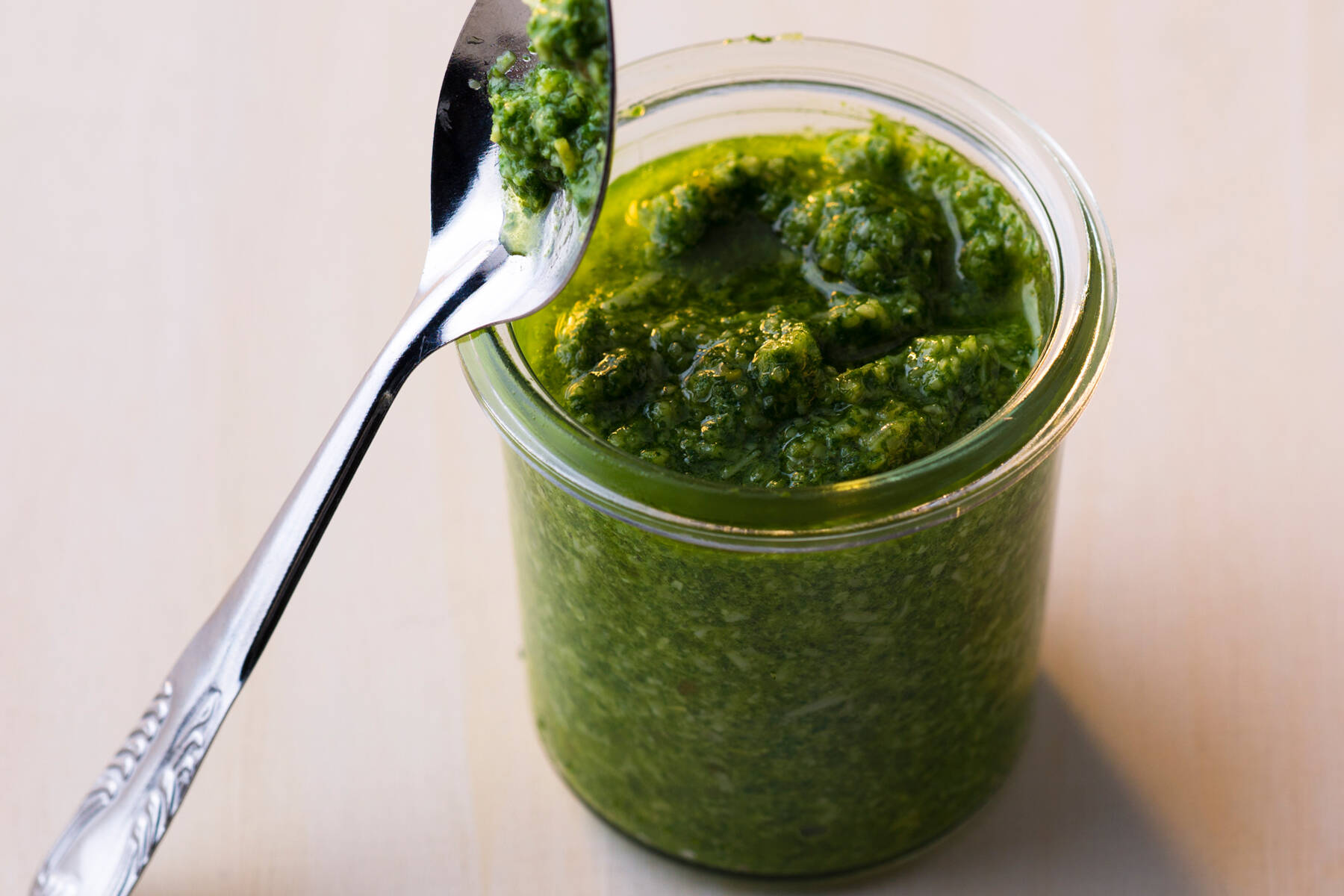 Bärlauchpesto mit Ziegenkäse Rezept | Küchengötter Bärlauchpesto mit Ziegenkäse Rezept | Küchengötter