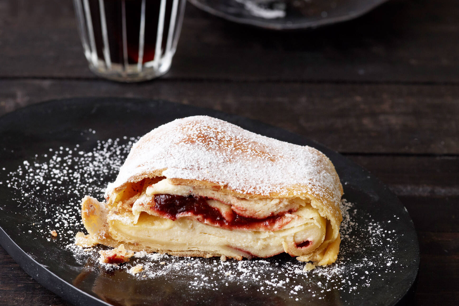 Millirahmstrudel mit Powidl-Füllung Rezept | Küchengötter Millirahmstrudel mit Powidl-Füllung Rezept | Küchengötter