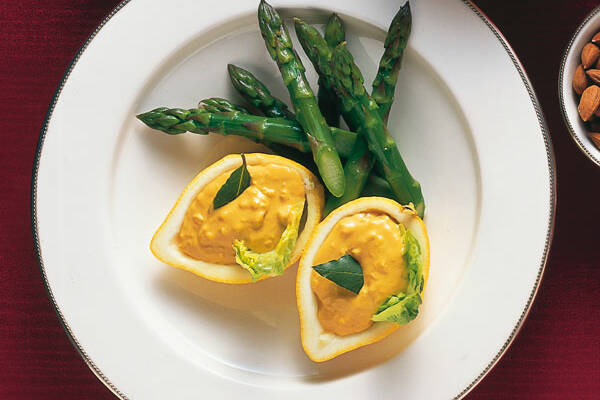 Grüner Spargel mit Safran-Mandel-Sauce Rezept | Küchengötter Grüner Spargel mit Safran-Mandel-Sauce Rezept | Küchengötter