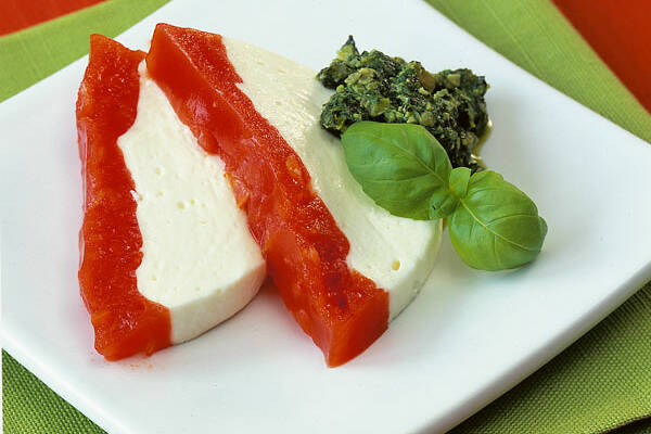 Frischkäse-Tomaten-Terrine mit Kürbiskern-Pesto Rezept | Küchengötter Frischkäse-Tomaten-Terrine mit Kürbiskern-Pesto Rezept | Küchengötter