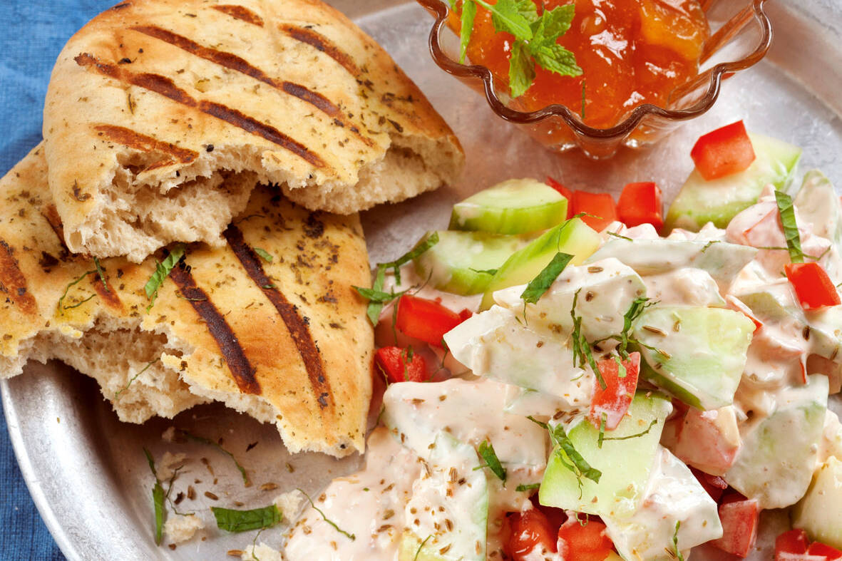 Gurken-Tomaten-Salat mit Naan Rezept | Küchengötter Gurken-Tomaten-Salat mit Naan Rezept | Küchengötter