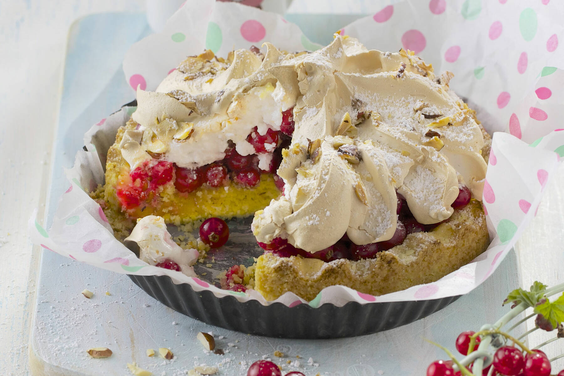 Schneller Johannisbeer-Baiser-Kuchen mit Haselnüssen Rezept | Küchengötter