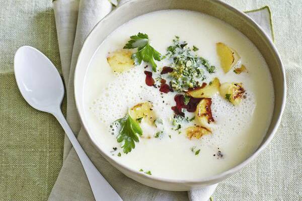 Pastinaken-Cremesuppe mit Kürbiskern-Gremolata Rezept | Küchengötter Pastinaken-Cremesuppe mit Kürbiskern-Gremolata Rezept | Küchengötter