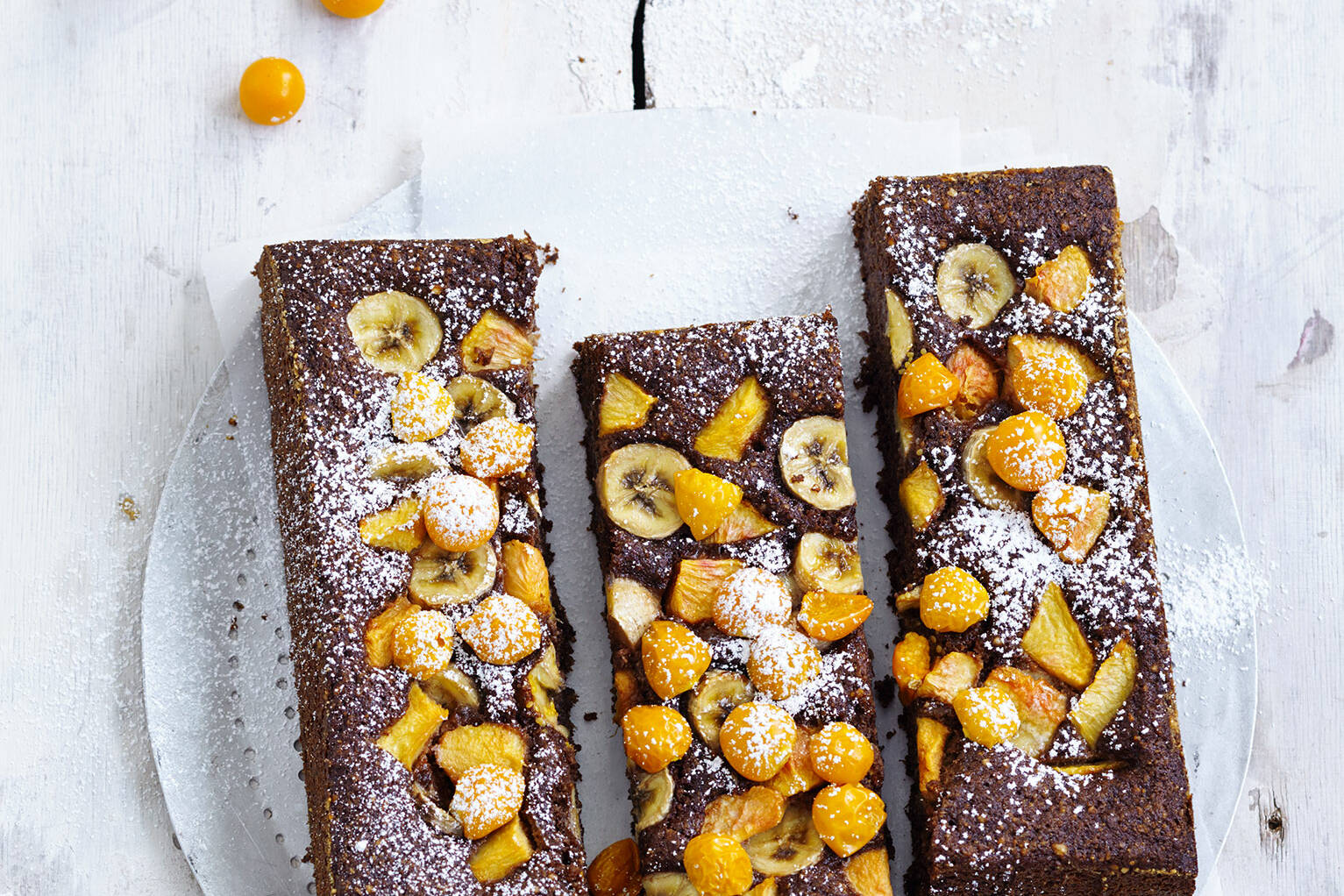 Kakaokuchen mit exotischen Früchten Rezept (glutenfrei) | Küchengötter Kakaokuchen mit exotischen Früchten Rezept (glutenfrei) | Küchengötter