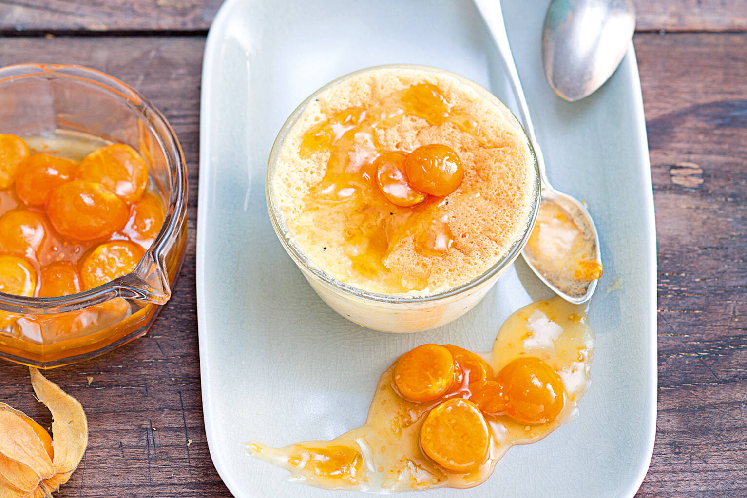 Weißes Schoko-Soufflé mit Physalissauce Rezept | Küchengötter Weißes Schoko-Soufflé mit Physalissauce Rezept | Küchengötter