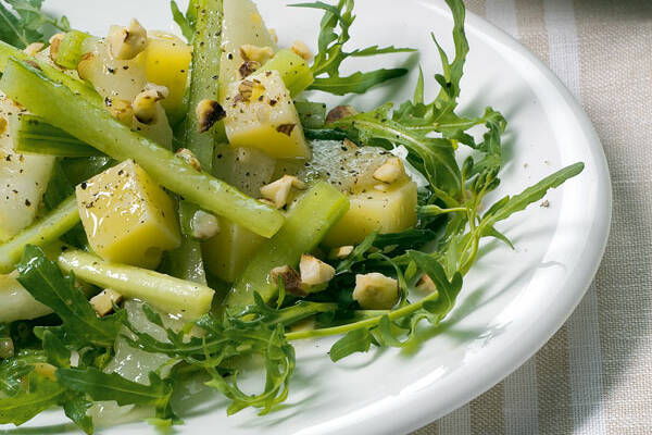 Selleriesalat mit Käse und Nüssen