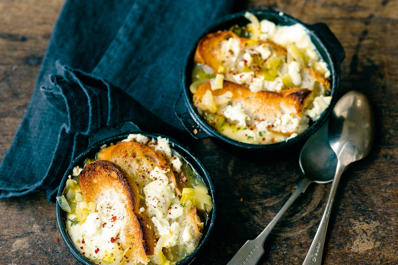 Überbackene Zwiebelsuppe mit Feta Rezept | Küchengötter Überbackene Zwiebelsuppe mit Feta Rezept | Küchengötter