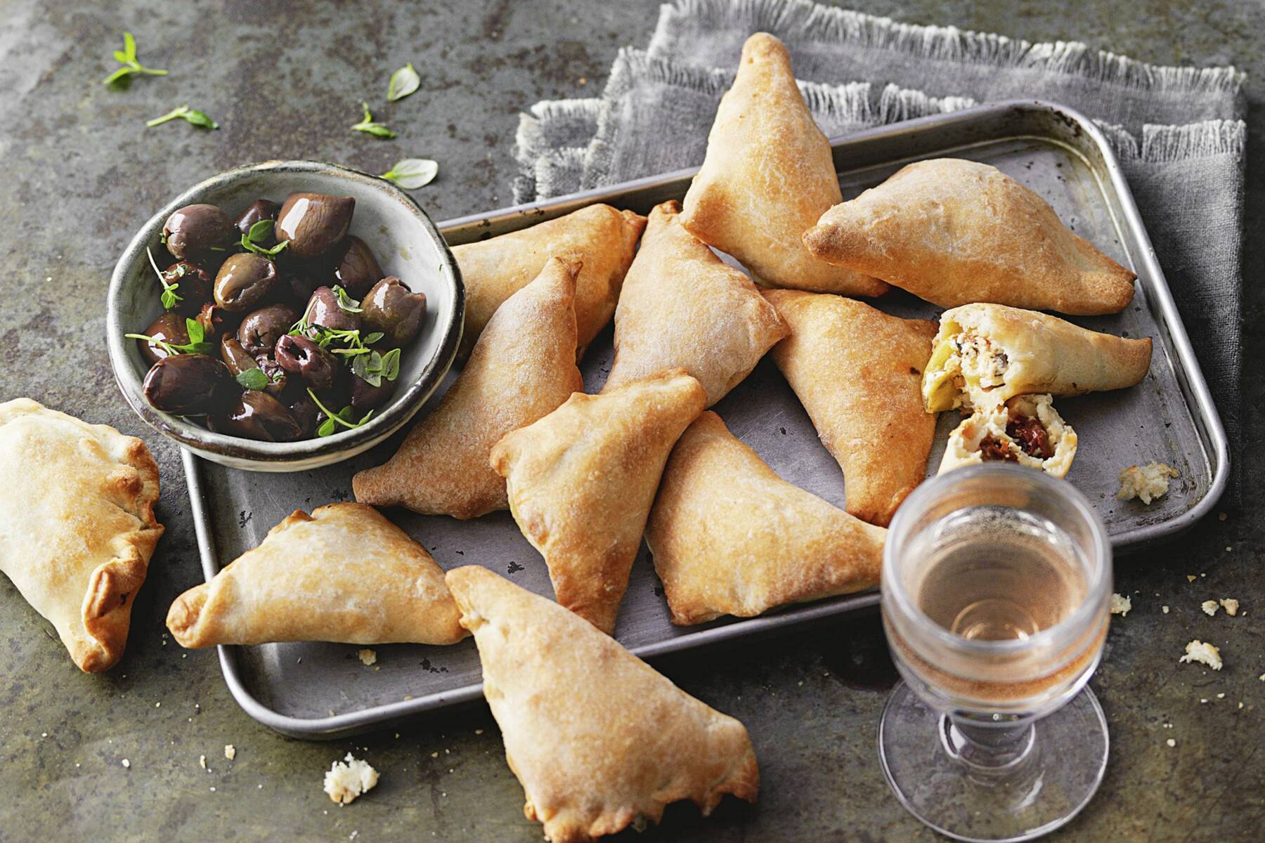 Mini-Calzone mit Antipasti Rezept | Küchengötter Mini-Calzone mit Antipasti Rezept | Küchengötter