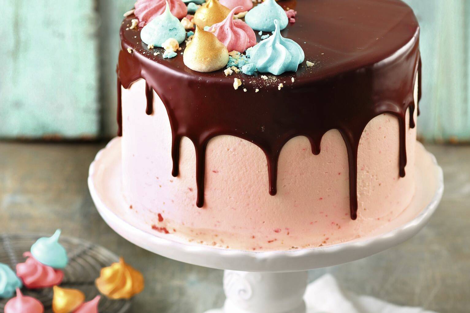 Schokoladen Drip Cake mit Erdbeer-Buttercreme | Küchengötter