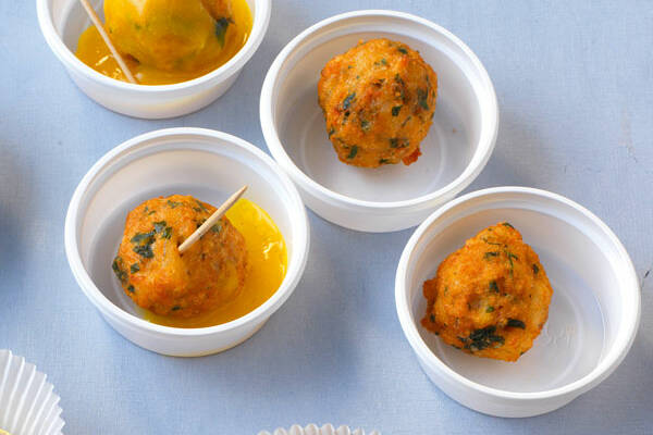 Fischbällchen mit Mangodip Rezept | Küchengötter Fischbällchen mit Mangodip Rezept | Küchengötter