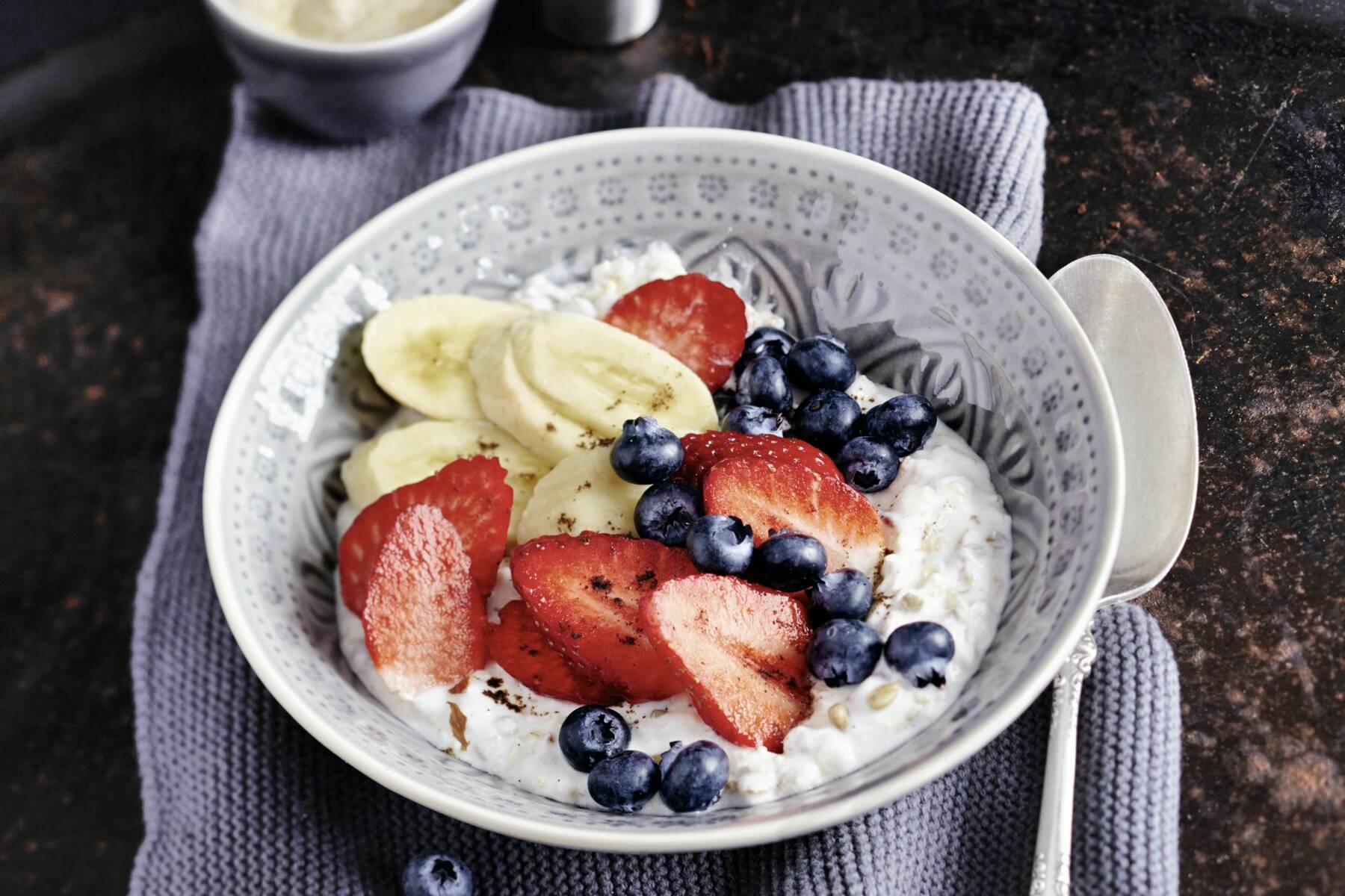 Beeren-Müsli mit Bananenmus Rezept | Küchengötter Beeren-Müsli mit Bananenmus Rezept | Küchengötter