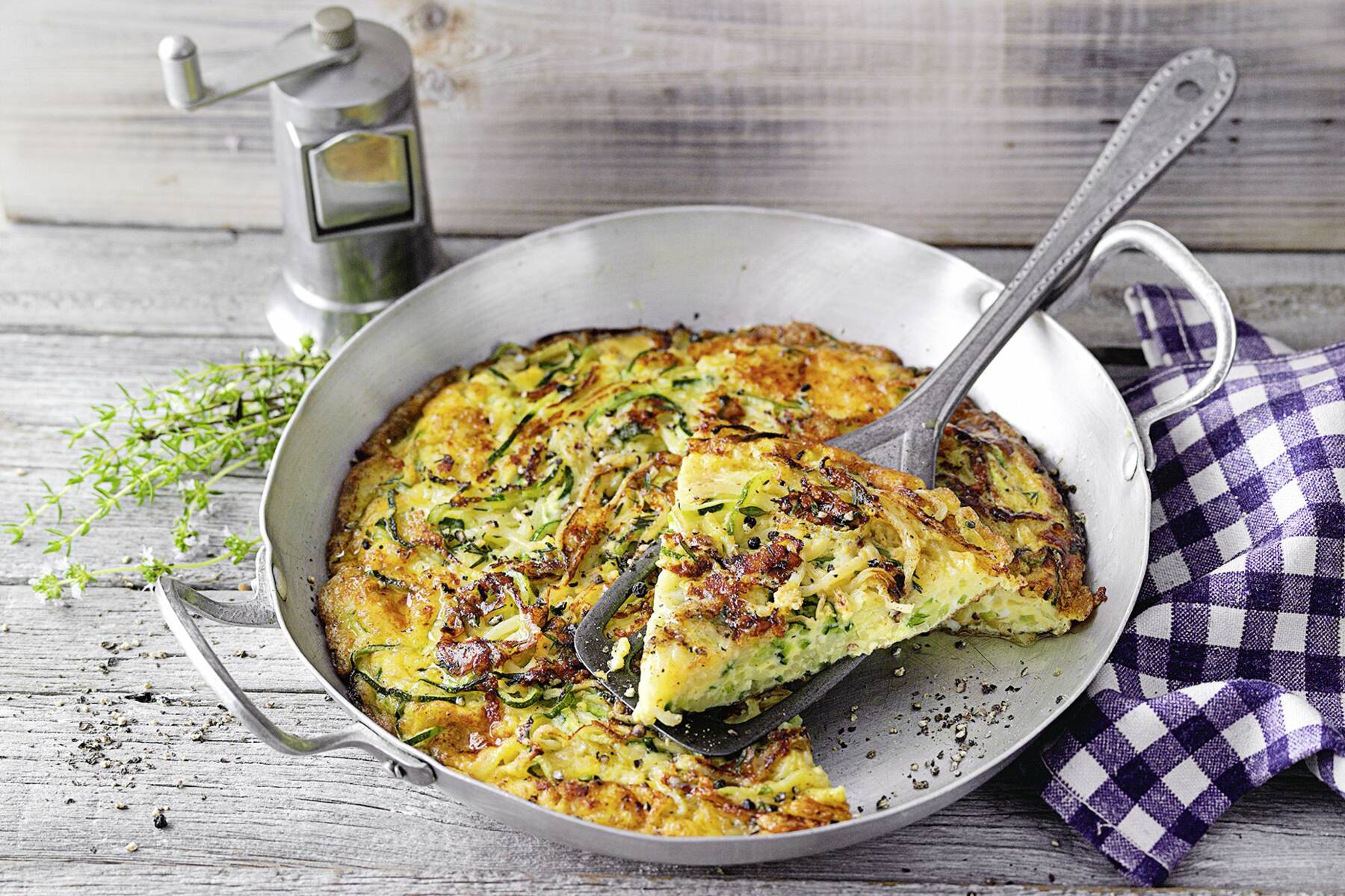 Zucchini-Frittata mit Spirelli Rezept | Küchengötter Zucchini-Frittata mit Spirelli Rezept | Küchengötter