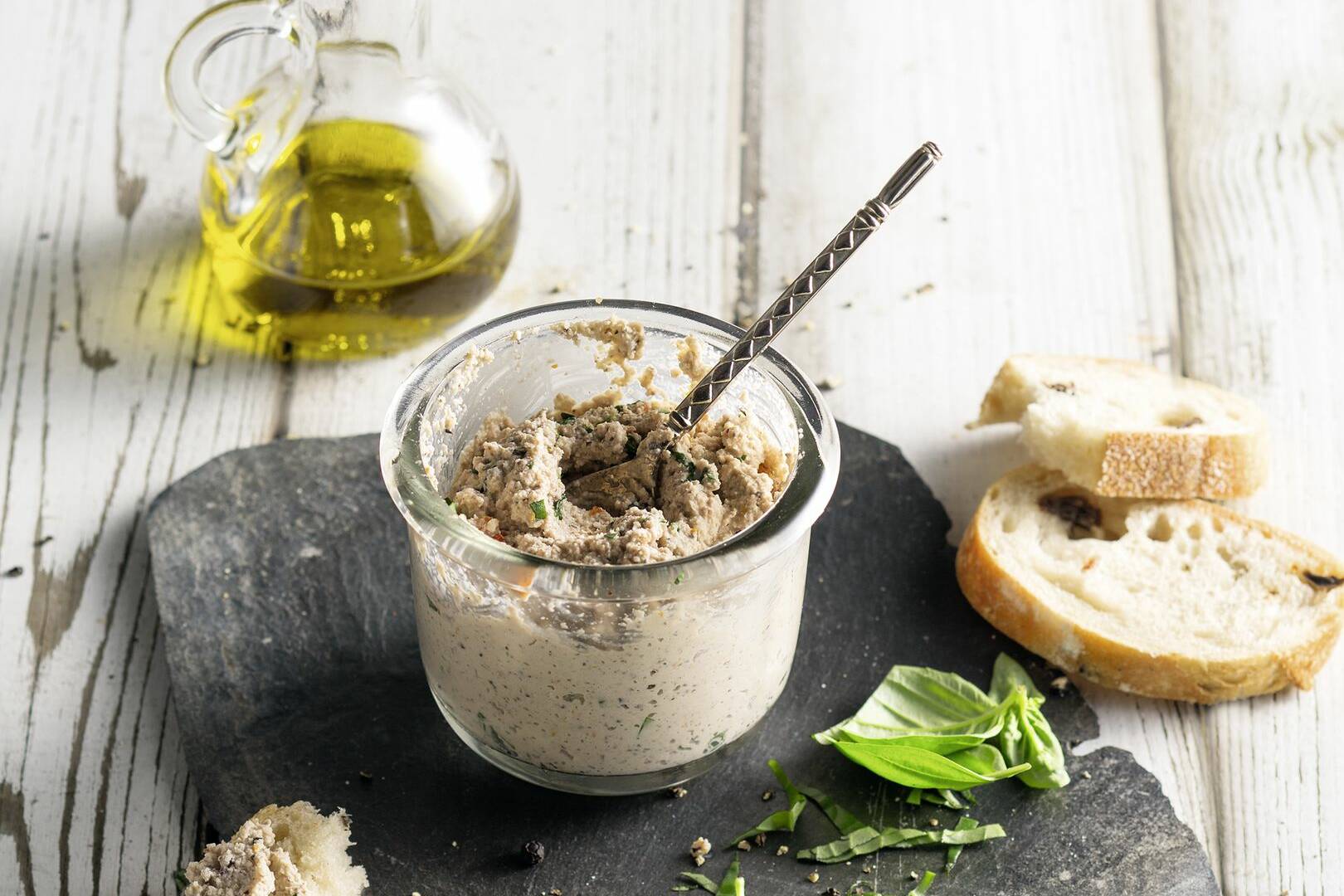 Veganer Tomaten-Oliven-Frischkäse Rezept – selbst gemacht | Küchengötter Veganer Tomaten-Oliven-Frischkäse Rezept – selbst gemacht | Küchengötter