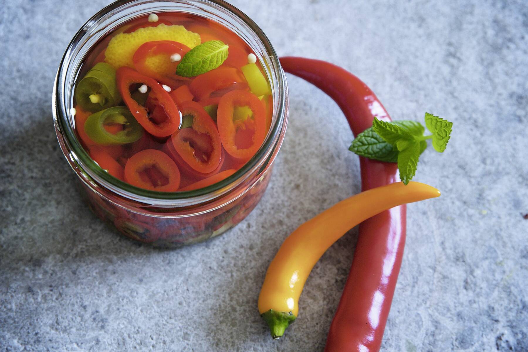 Eingelegte Peperoni mit Knoblauch Rezept | Küchengötter