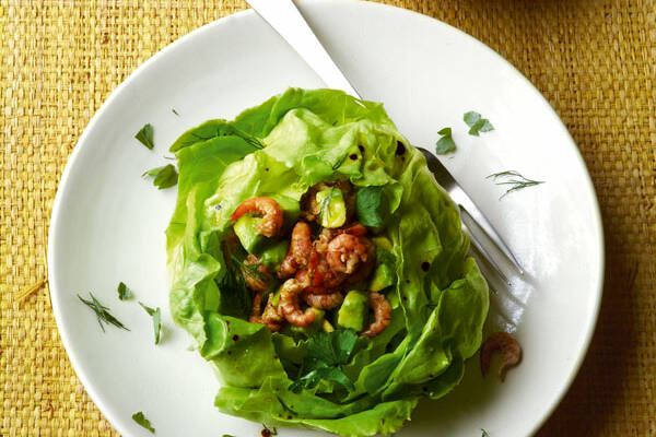 Avocado-Krabben-Salat im Kopfsalat serviert Rezept | Küchengötter Avocado-Krabben-Salat im Kopfsalat serviert Rezept | Küchengötter