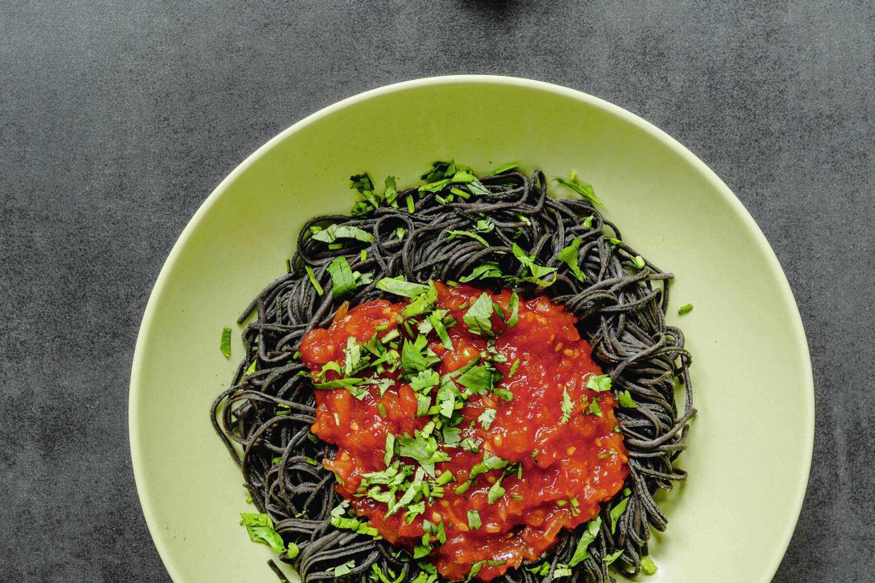 Schwarze-Bohnen-Spaghetti mit Salsa Rezept | Küchengötter