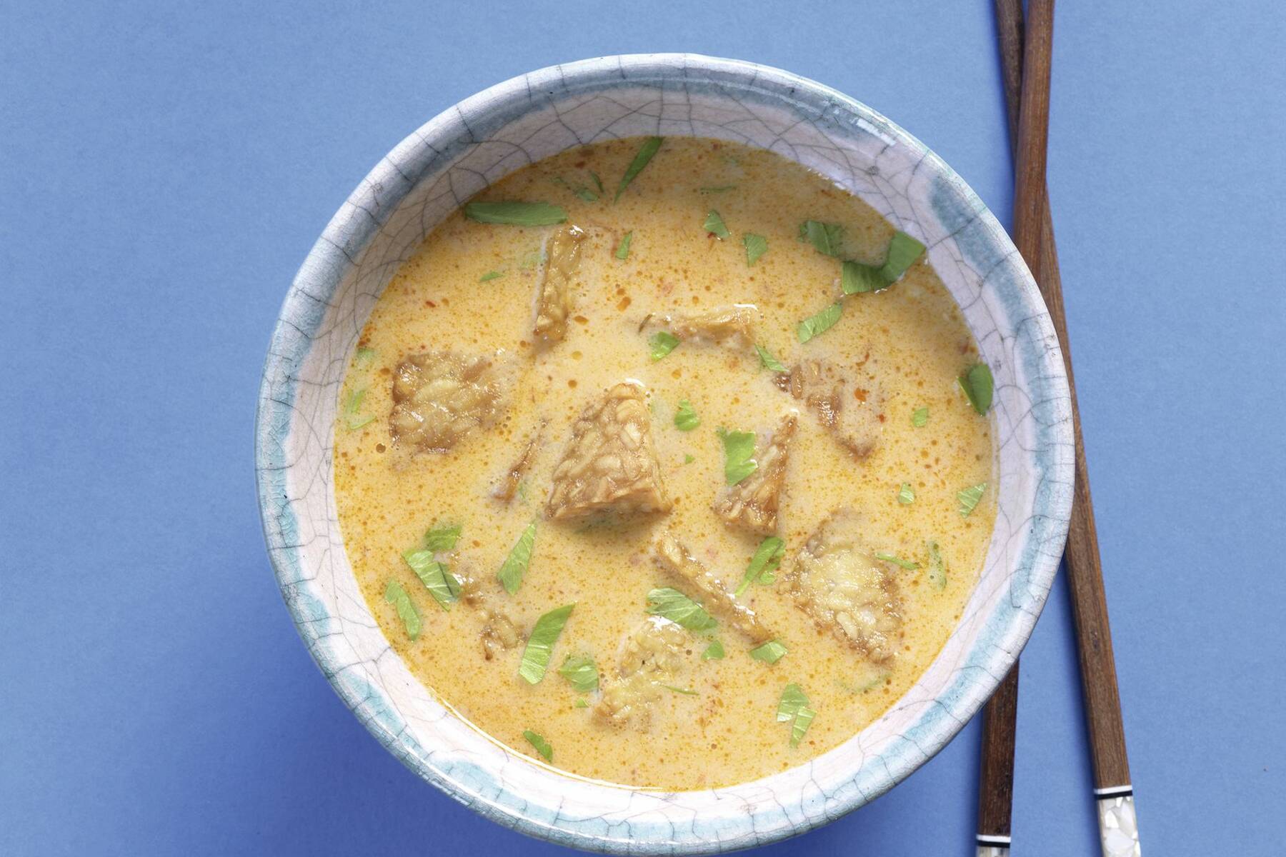 Currysuppe mit gebratenem Tempeh