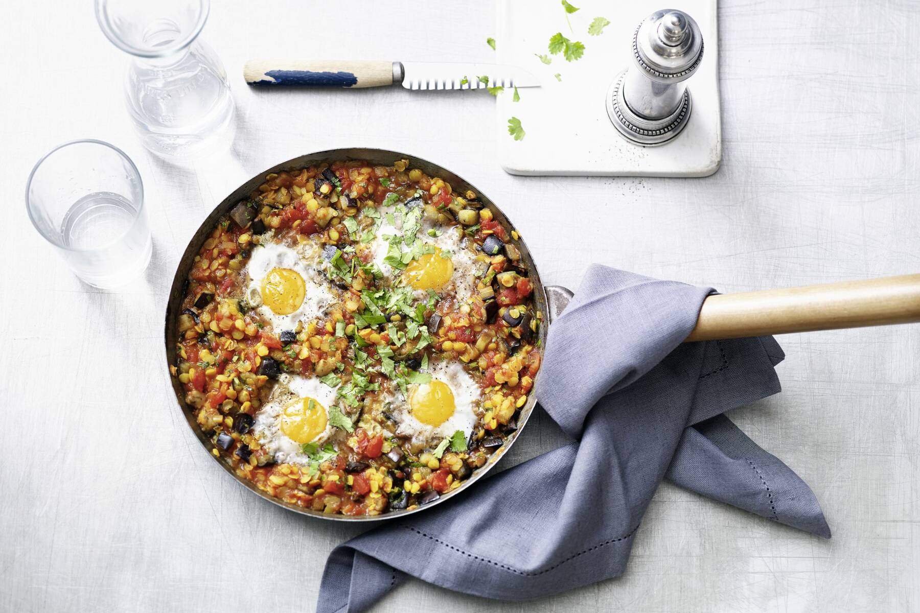 Ikki jinsiy azosi bolgan odamlar ortasidagi jinsiy aloqa Men dachada yalangochman. Surat.