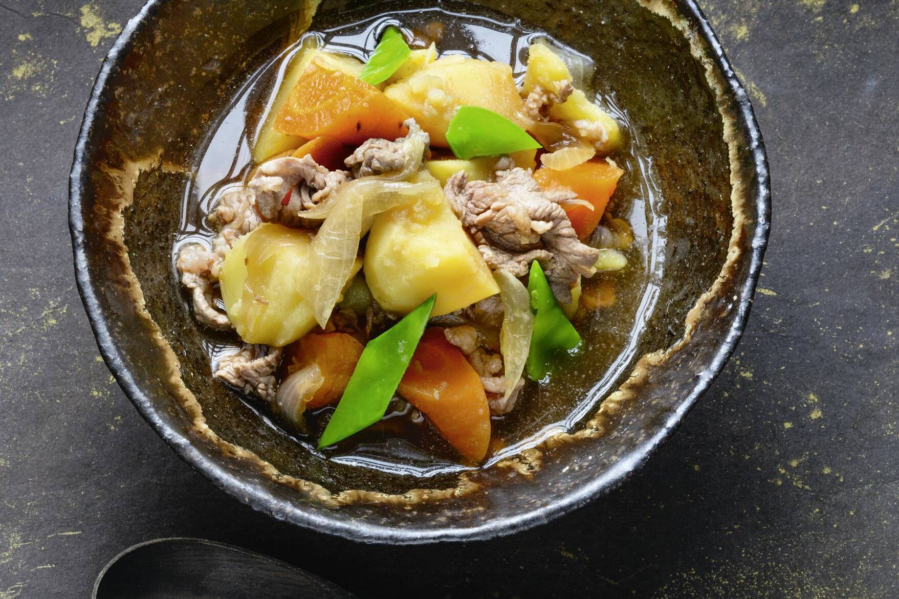 Rindfleisch-Kartoffel-Eintopf »Nikujaga« Rezept | Küchengötter