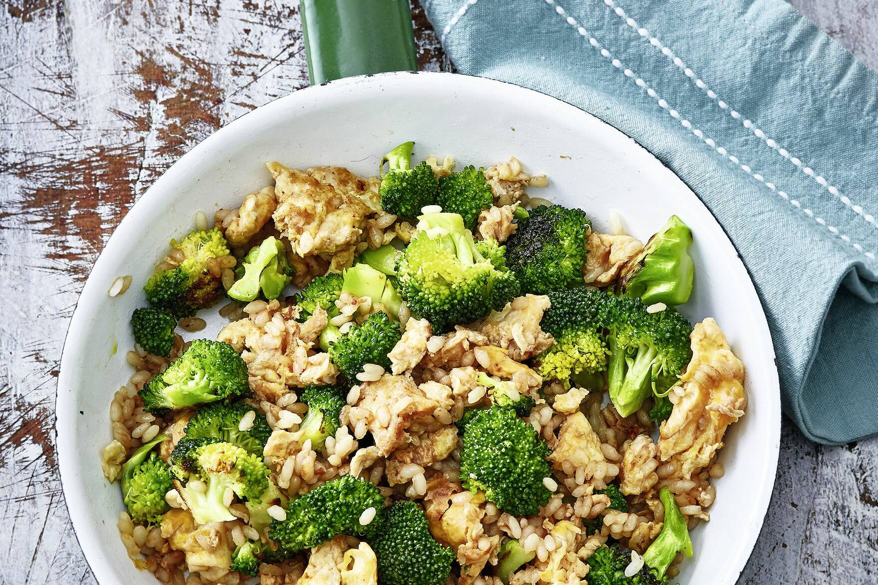 Fried Sticky Rice mit Ei und Brokkoli