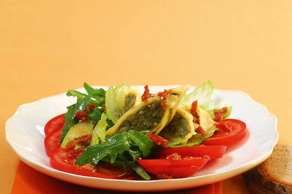 Maultaschen auf Tomaten-Rucola-Salat Rezept | Küchengötter