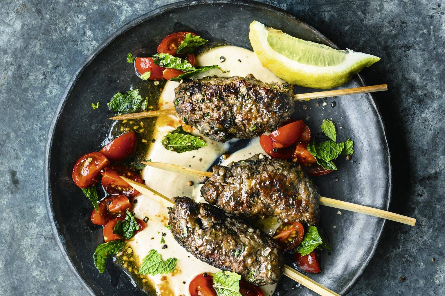 Rinder-Köfte mit Tahin und Salsa Rezept | Küchengötter Rinder-Köfte mit Tahin und Salsa Rezept | Küchengötter