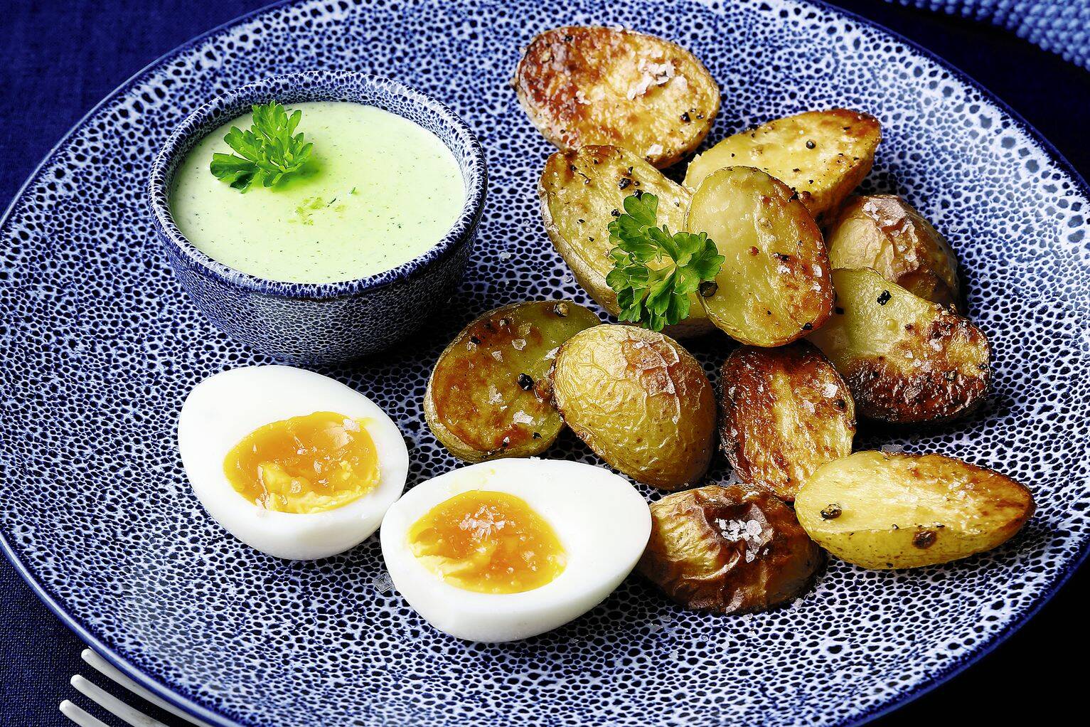 Ofenkartoffeln mit grüner Sauce und wachsweichem Ei Rezept | Küchengötter