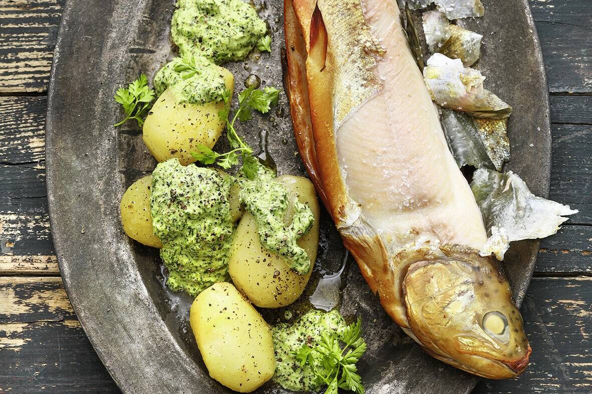 Ganzer geräucherter Fisch vom Grill Rezept | Küchengötter Ganzer geräucherter Fisch vom Grill Rezept | Küchengötter