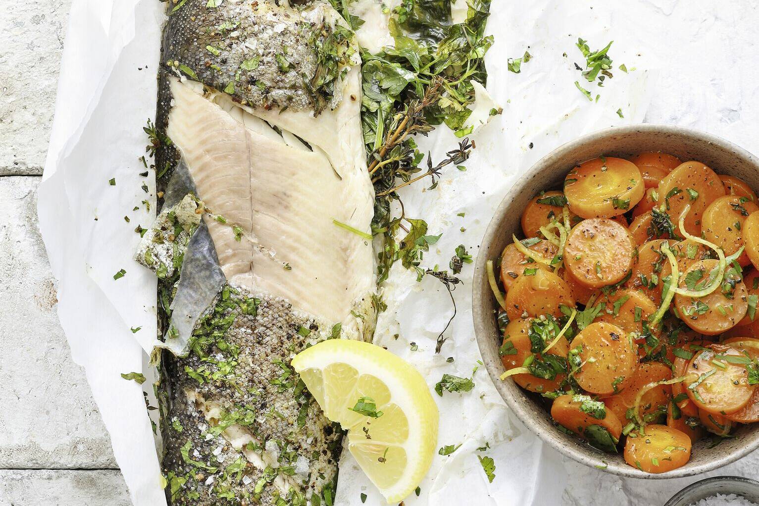 Gebackene Kräuterforelle mit warmem Möhrensalat Rezept | Küchengötter Gebackene Kräuterforelle mit warmem Möhrensalat Rezept | Küchengötter