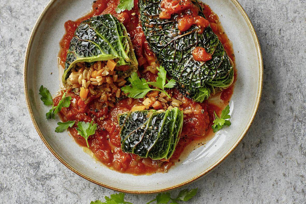 Wirsing-Päckchen mit Tomatensugo Rezept | Küchengötter Wirsing-Päckchen mit Tomatensugo Rezept | Küchengötter